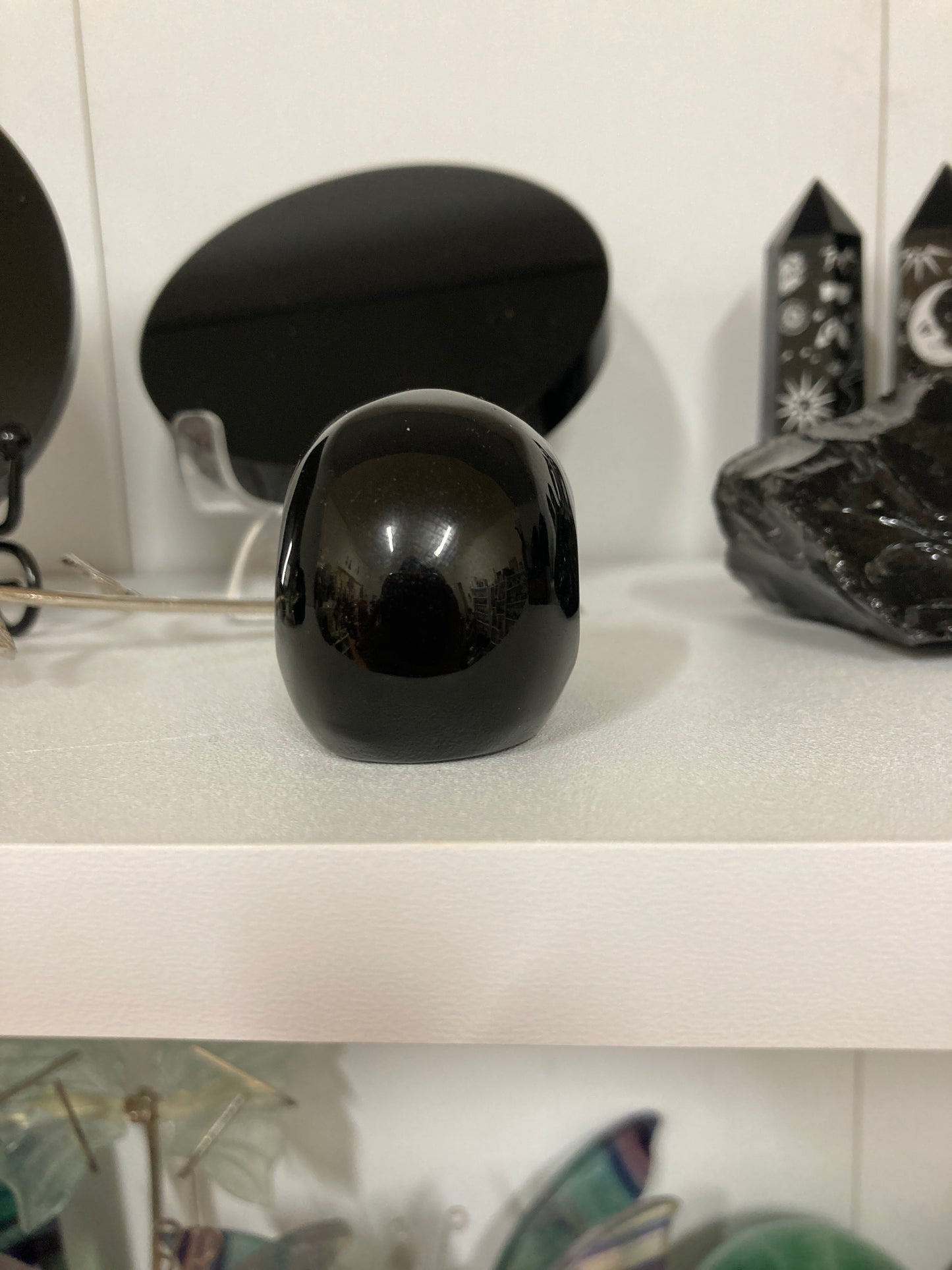 Obsidian skull carving