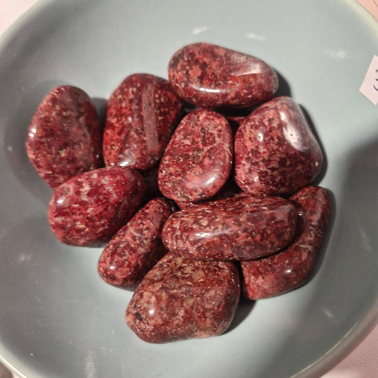 Red wine quartz tumblestones
